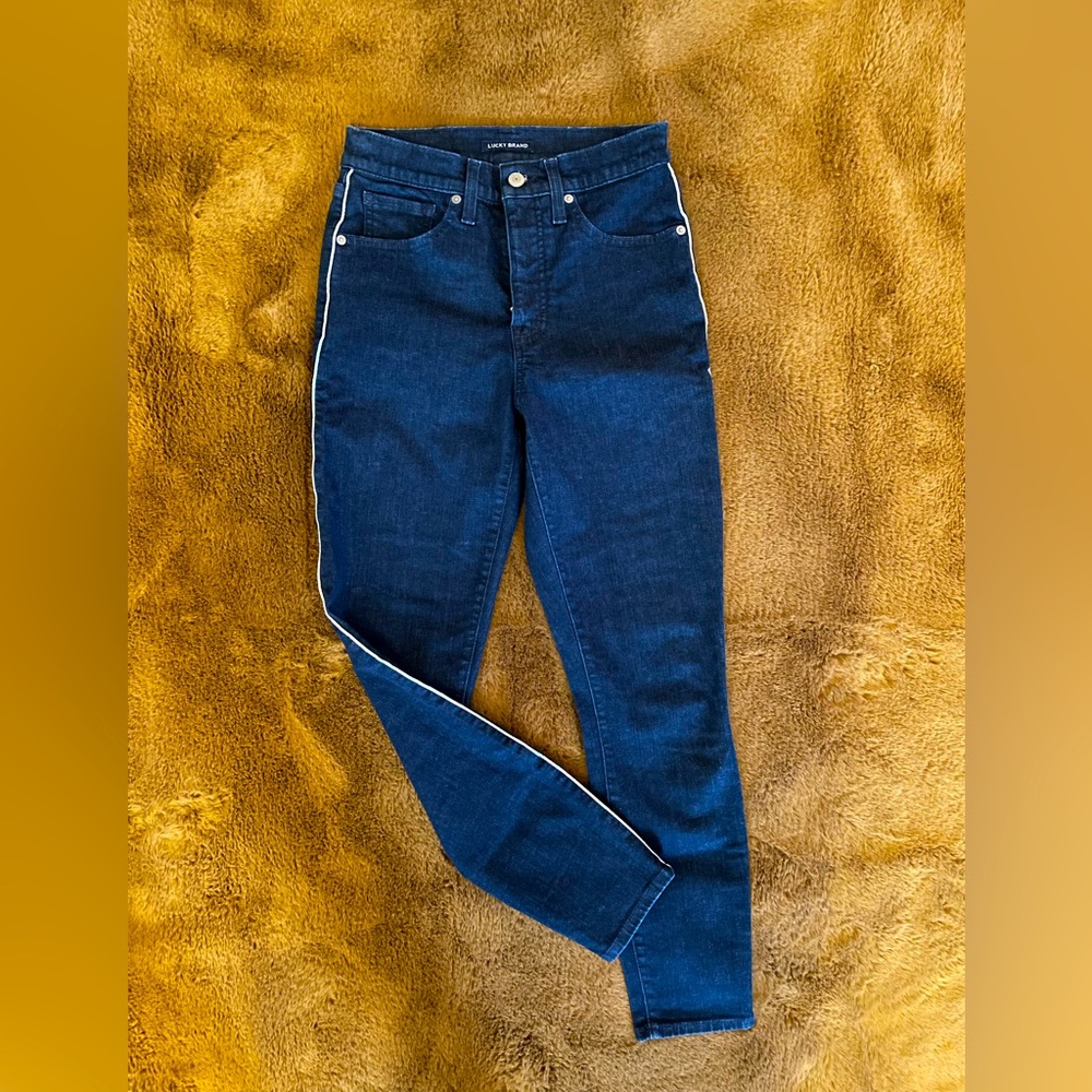 Lucky Brand size 6/28 high waisted straight jeans. Worn once!
